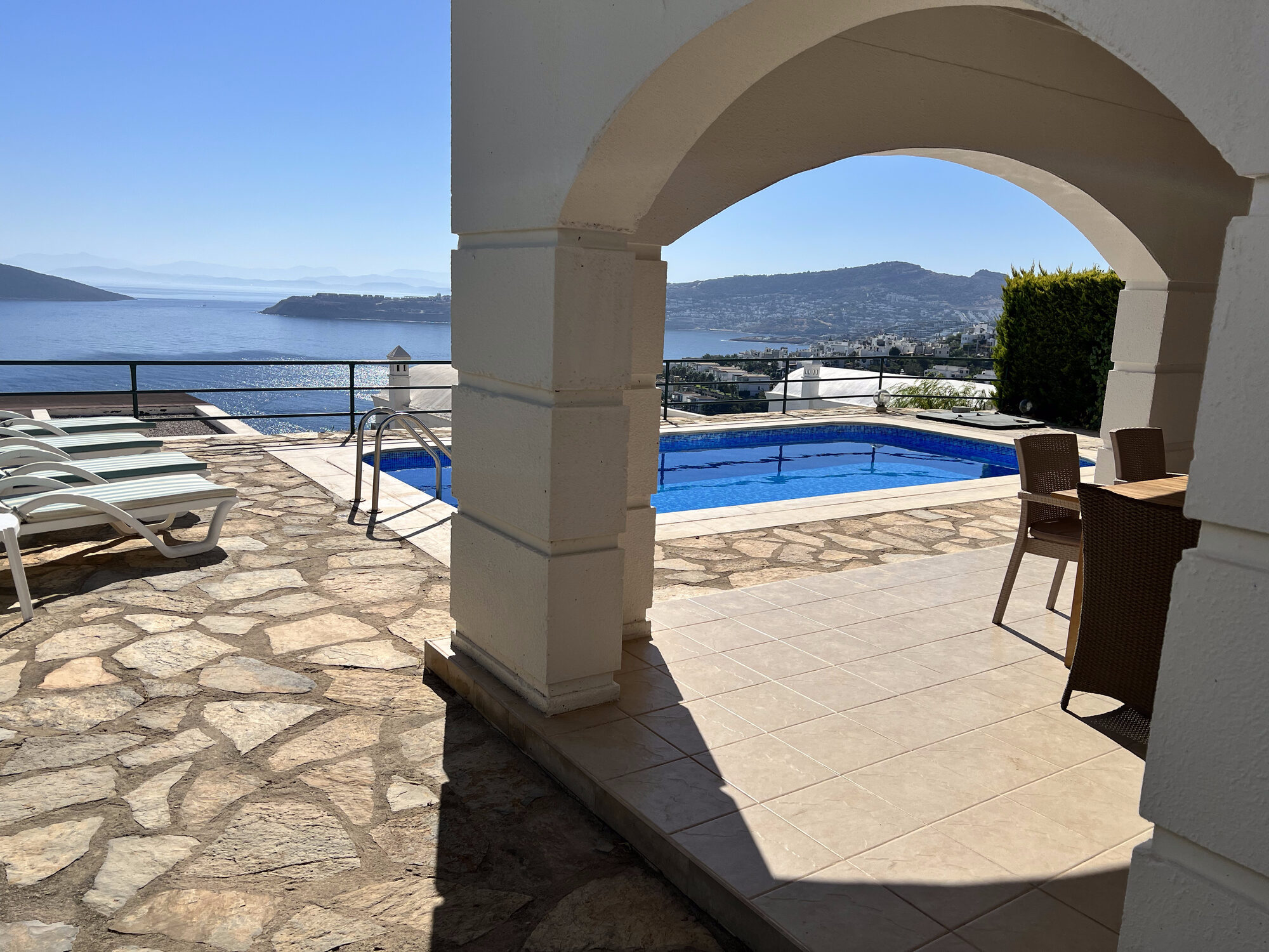 Through the arch of the terrace to the pool and the sea